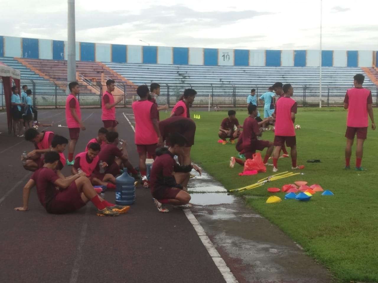 Para pemain Persela Lamongan dalam sesi latihan di Stadion Surajaya Lamongan. (Foto: Imron Rosidi/ngopibareng.id)