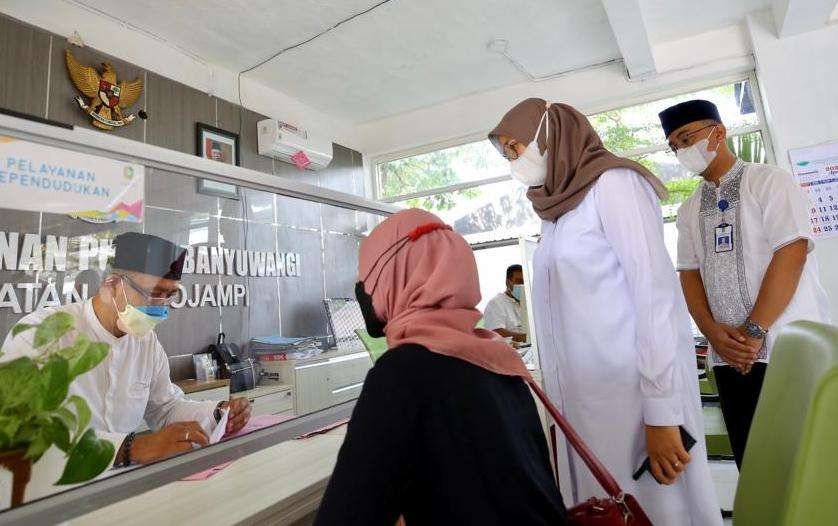 Bupati Banyuwangi Ipuk Fiestiandani melihat layanan di Pasar Pelayanan Publik Rogojampi. (Foto: Istimewa)