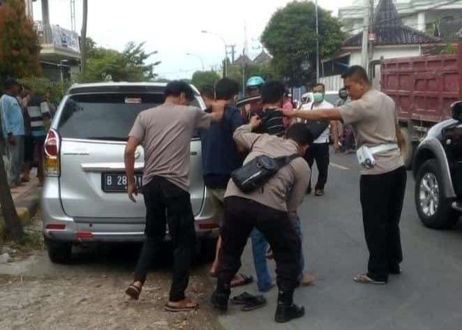 Polisi Tuban saat membekuk komplotan pencurian di toko buku Tuban (Dok. Istimewa)