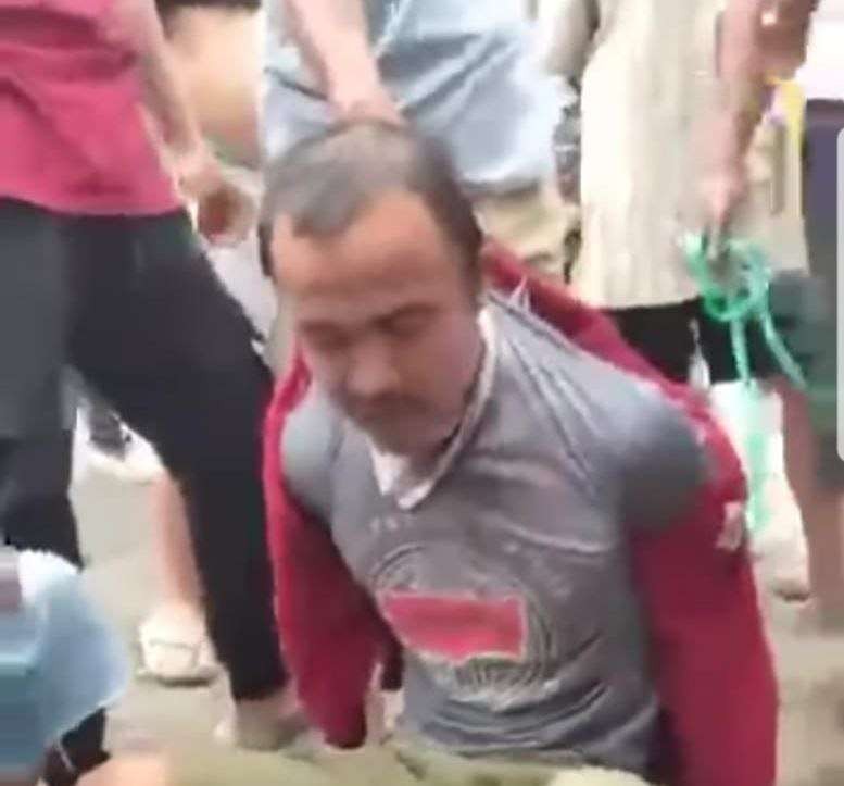 Tersangka tertangkap warga saat menjambret kalung di Desa Sumberkejayan, Mayang (Foto: Tangkap layar video)