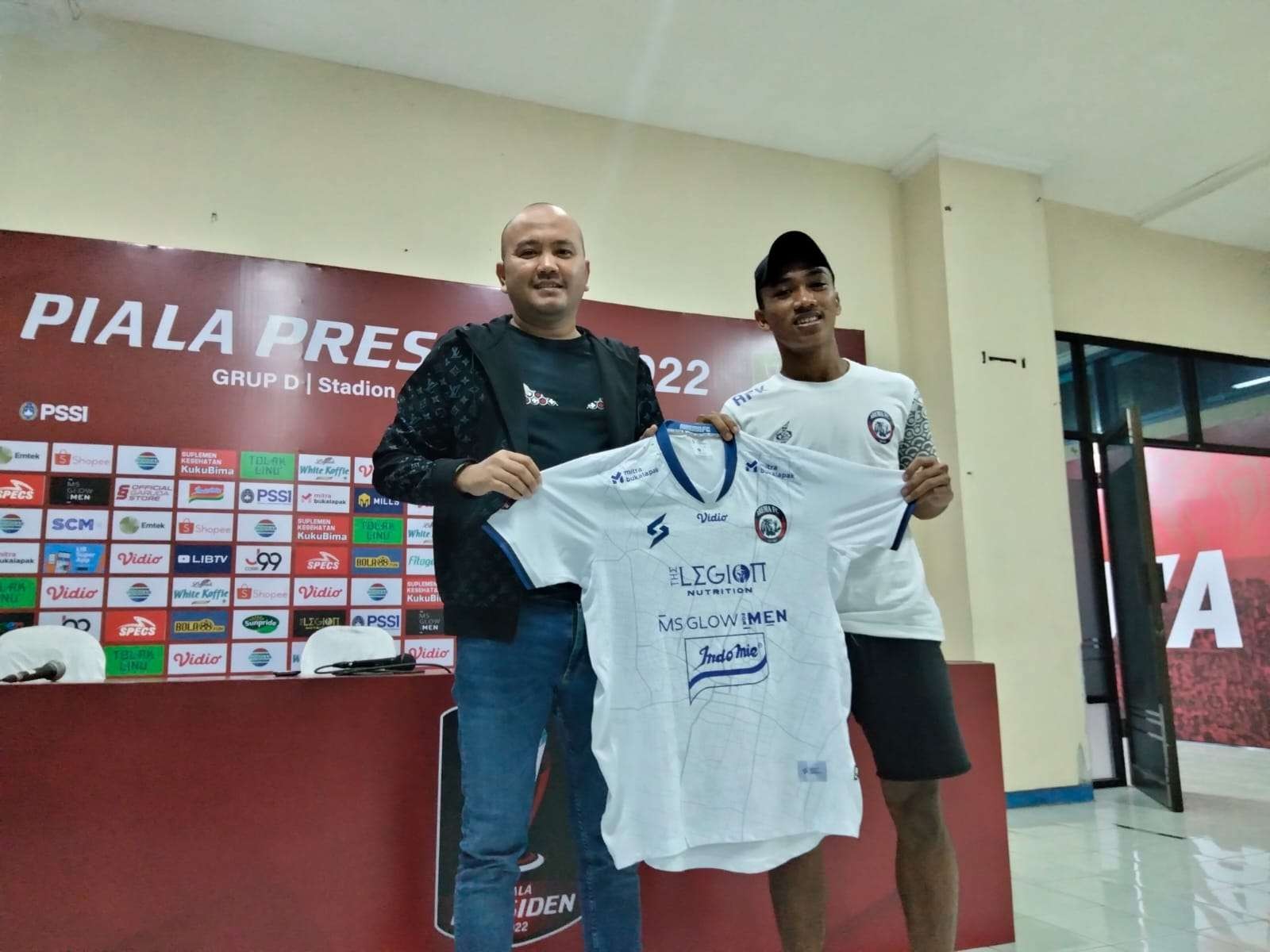 Manager Arema FC, Ali Rifki memperkenalkan rekrutan pemain baru di Stadion Kanjuruhan. Striker asing akan datang pekan depan. (Foto: Lalu Theo/Ngopibareng.id)