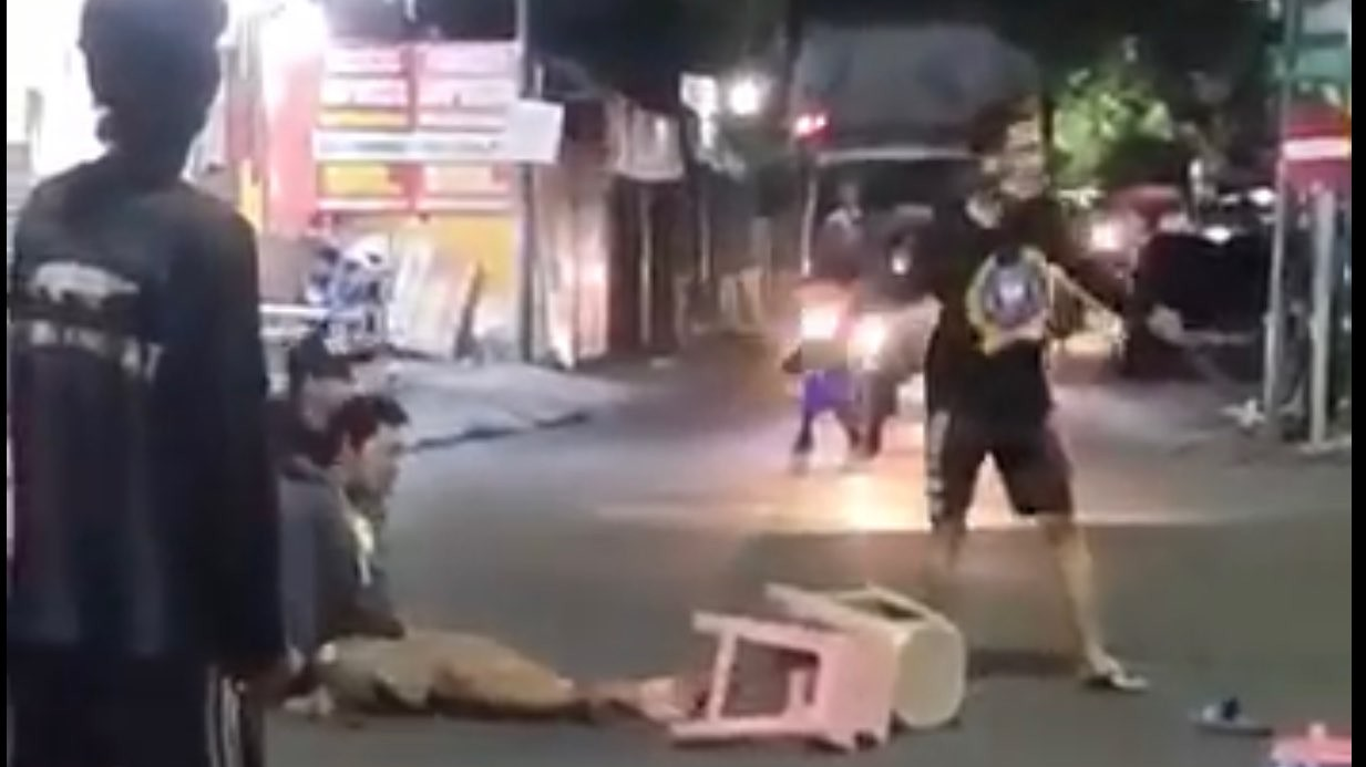 Potongan video tawuran di Jalan Pacarkeling Surabaya (Foto: istimewa)
