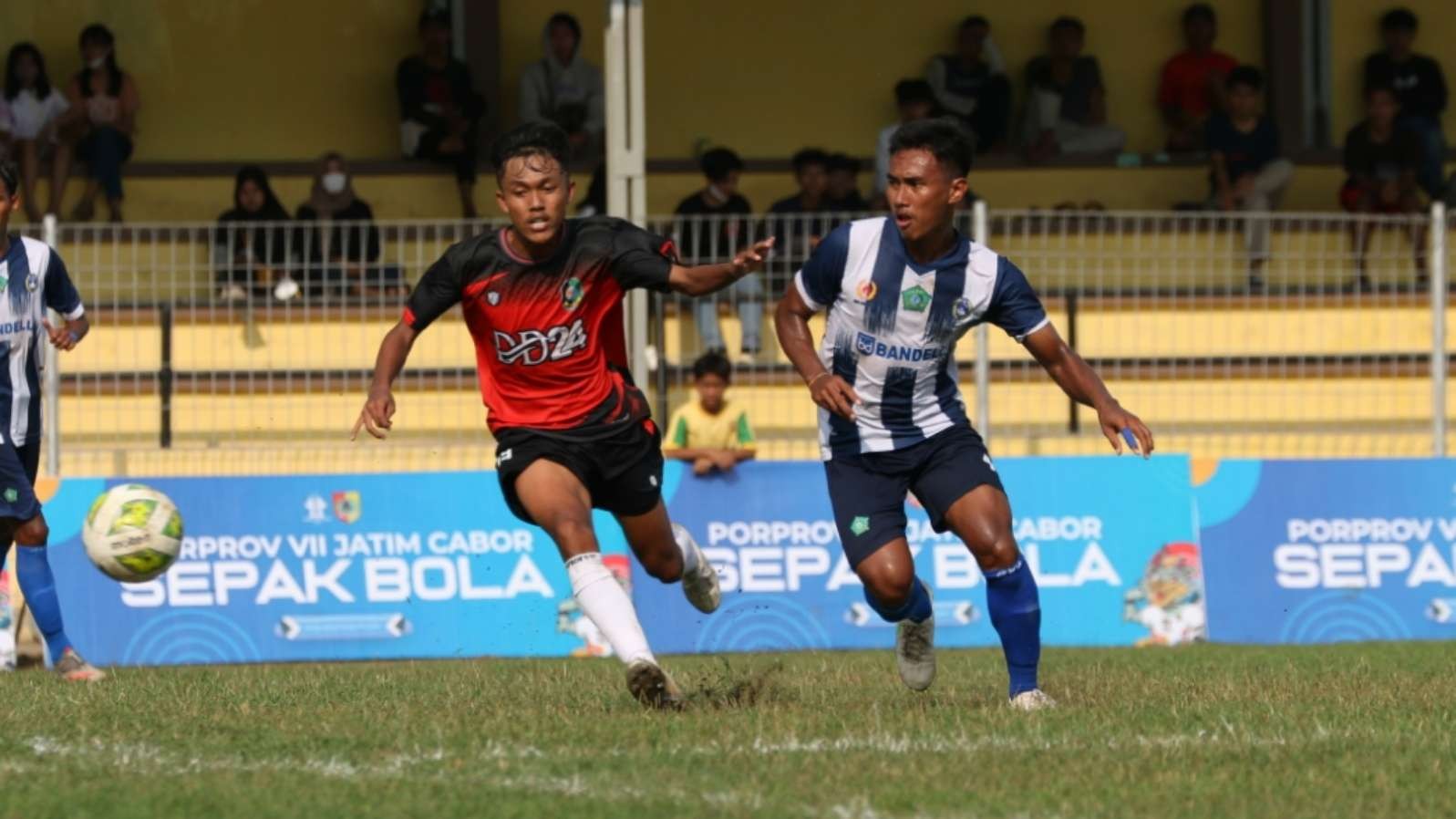 Pemain Banyuwangi berebut bola dengan Pemain Sidoarjo dalam laga Grup D Porprov VII Jatim 2022 di Stadion Notohadinegoro, Jember, Sabtu, 18 Juni 2022. (Foto: Fariz Yarbo/Ngopibareng.id)