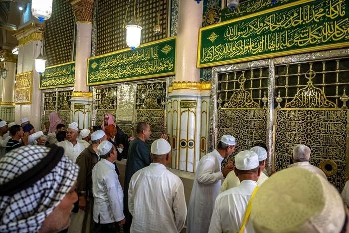 Berdoa di Raudhah, Makam Nabi Muhammad SAW di Masjid Nabawi Madinah. (Foto: Istimewa)