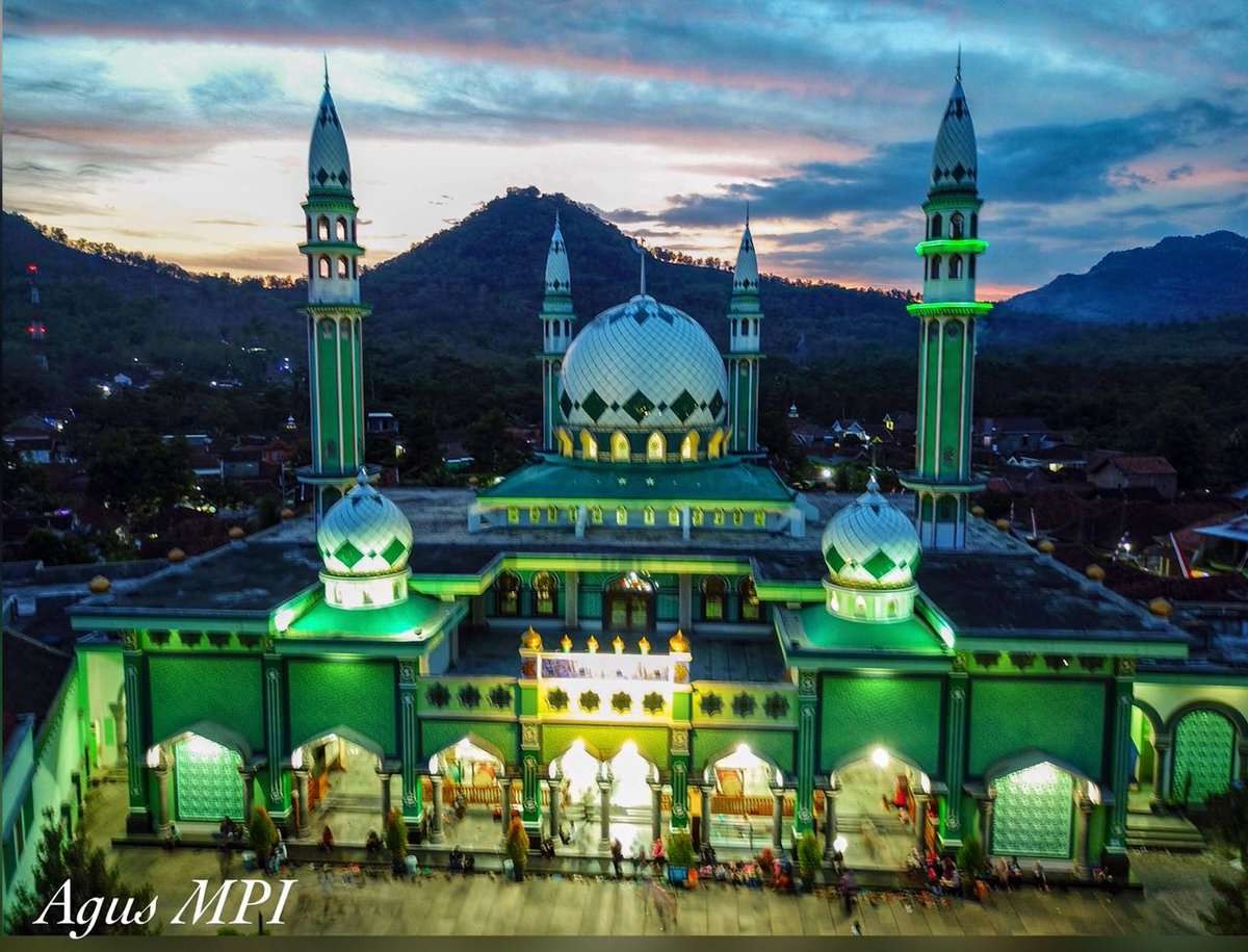 Masjid Agung Trenggalek, indah panoroma pegunungan di belakangnya. (Foto: Istimewa)