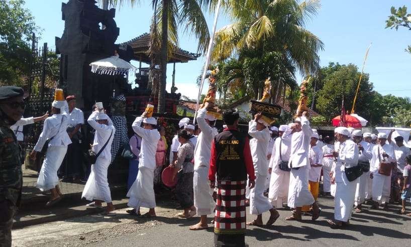 Umat Hindu Banyuwangi menggelar perayaan Hari Raya Kuningan di Pura Agung Blambangan (foto: istimewa)