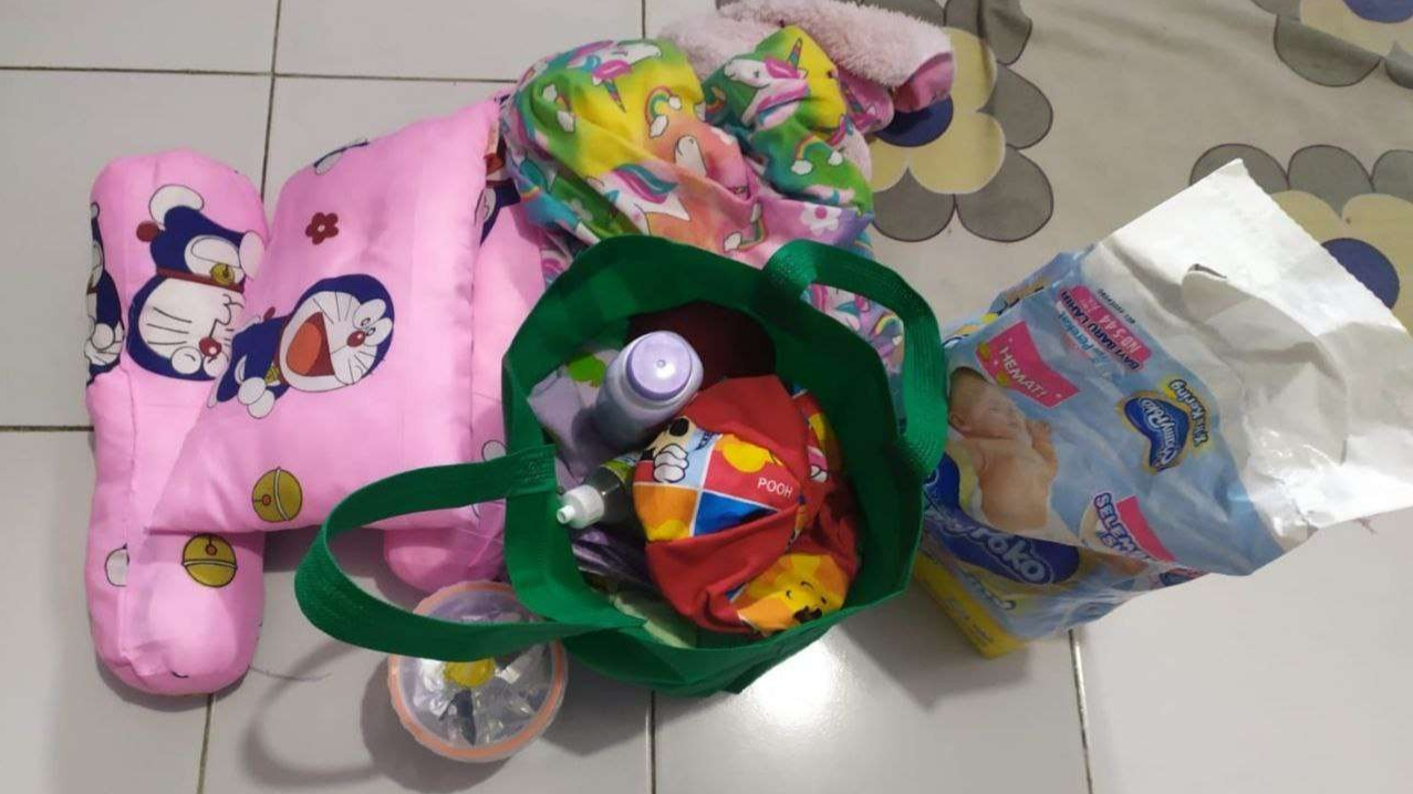 Beberapa perlengkapan bayi yang diletakkan di dekat bayi (Foto:Istimewa)