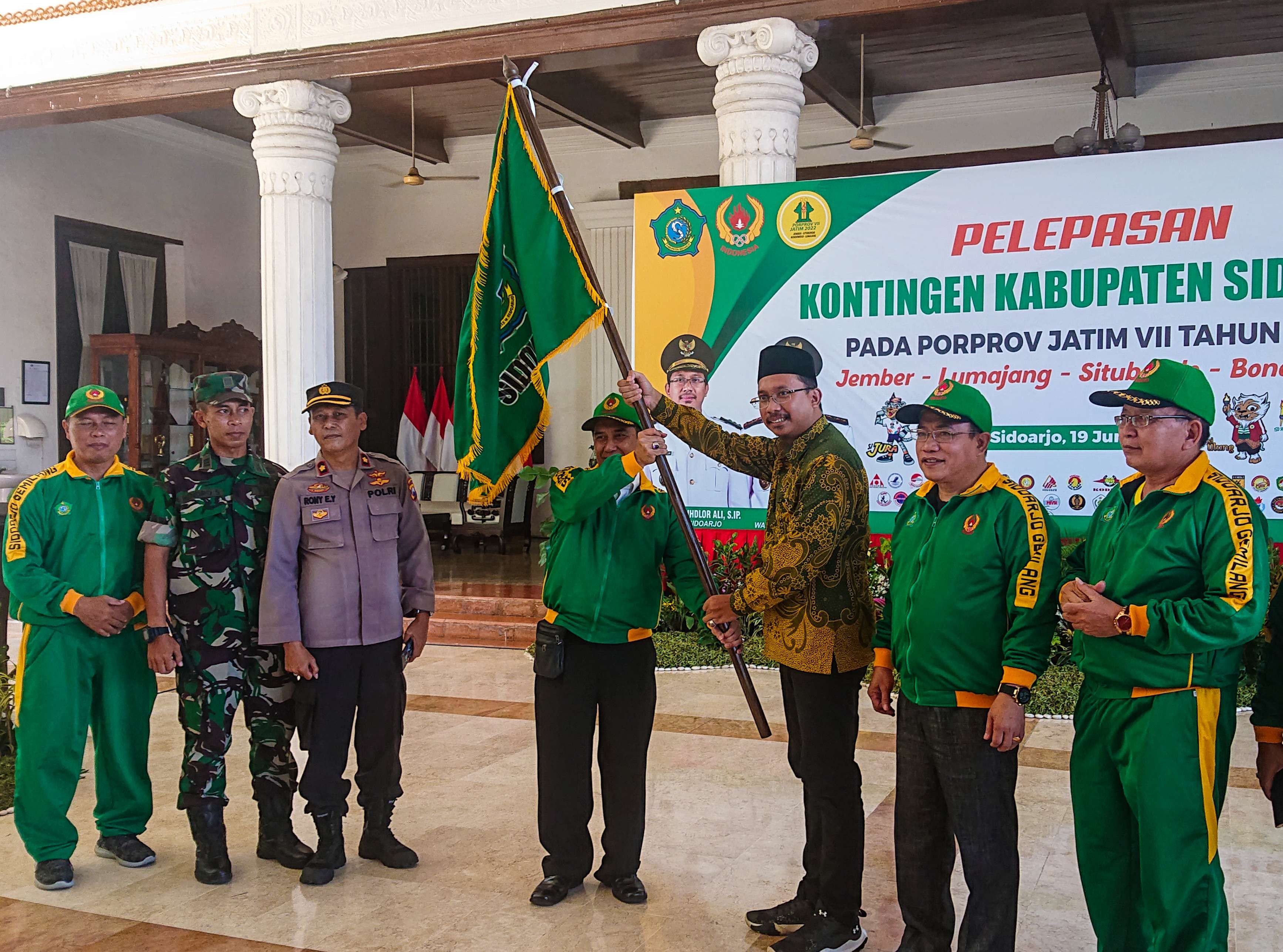 Bupati Sidoarjo Serahkan bendera pelepasan Kontingen Sidoarjo menuju Porprov Jatim 2022 (foto: Aini/Ngopibareng.id)