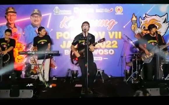 Hiburan musik di Kampung Porprov Alun-alun Bondowoso semarakkan Porprov Jatim VII 2022. (Foto: Guido Saphan/Ngopibareng.id)