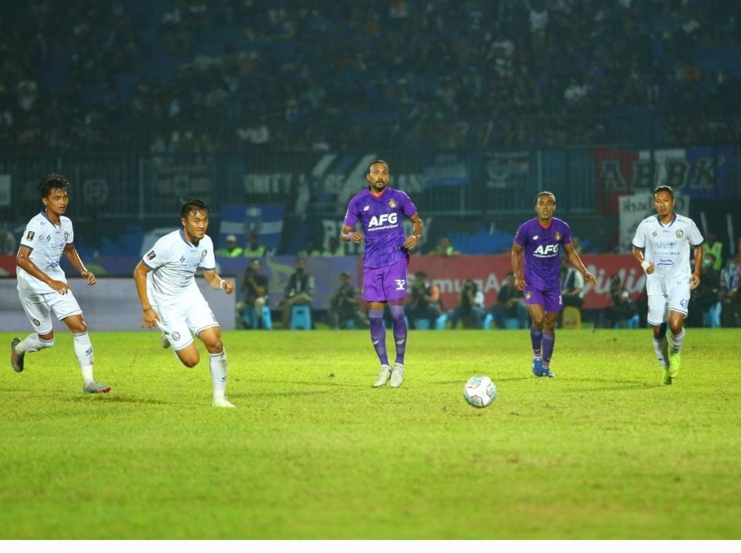 Persik Kediri saat melawan Arema di Stadion Kanjuruhan Malang. (Foto: Istimewa)