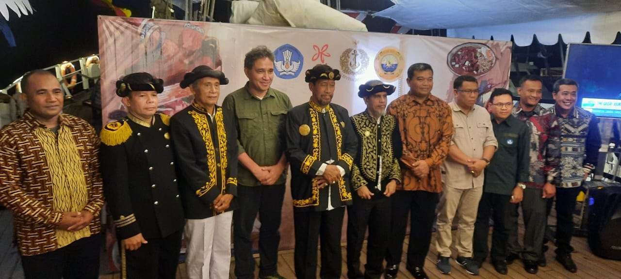 Pertemuan empat Kesultananan Maluku di KRI Dewaruci ( foto: istimewa )i