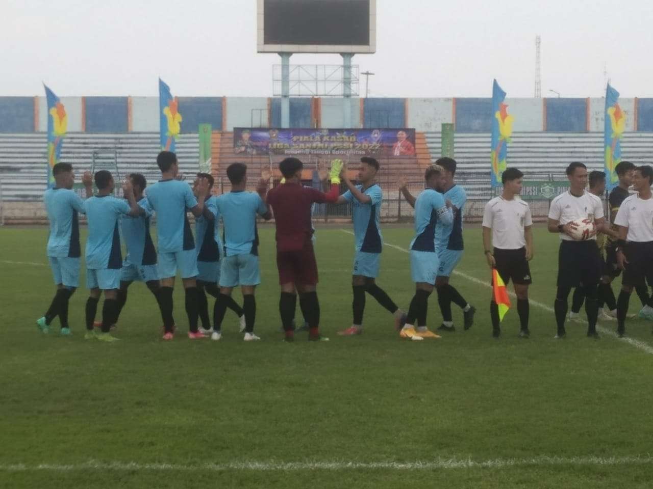 Persela vs Persikab Bandung sebelum bertanding dalam laga uji coba di Stadion Surajaya, Lamongan. (Foto: Imron Rosidi/Ngopibareng.id)