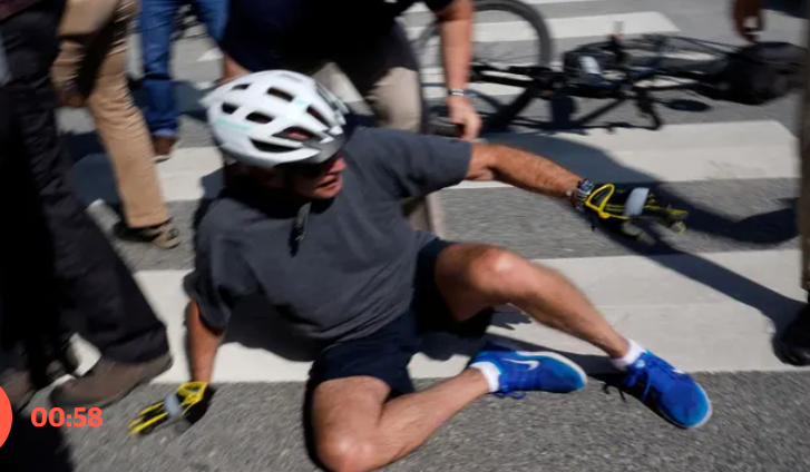 Presiden Amerika Serikat Joe Biden saat terjatuh dari sepeda (Foto: The Guardian)