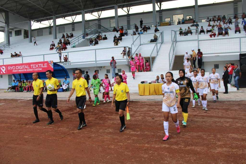 Tim sepak bola putri Bojonegoro dan Lamongan memasuki lapangan pertandingan. (Foto: Istimewa)