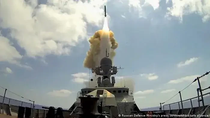 Senjata canggih terkini. Rudal jelajah kecil diluncurkan dari kapal militer Rusia pada Agustus 2016. Rusia mengatakan rudal Kalibr yang diluncurkan dari laut digunakan dalam serangan itu (Foto: dw.com)