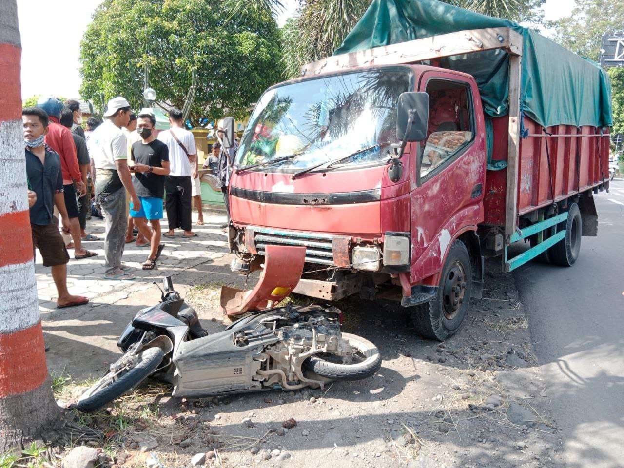 Truk dan sepeda motor terlibat kecelakaan di depan Balai Desa/Kecamatan Gumukmas, Jember, Jawa Timur. (Foto: Istimewa)