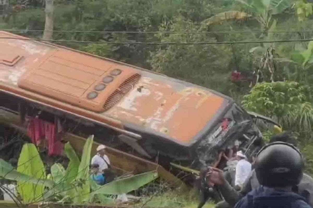 Kecelakaan bus pariwisata rombongan SMP Lab School Unesa 2 Surabaya di Bali. (Foto: Istimewa)
