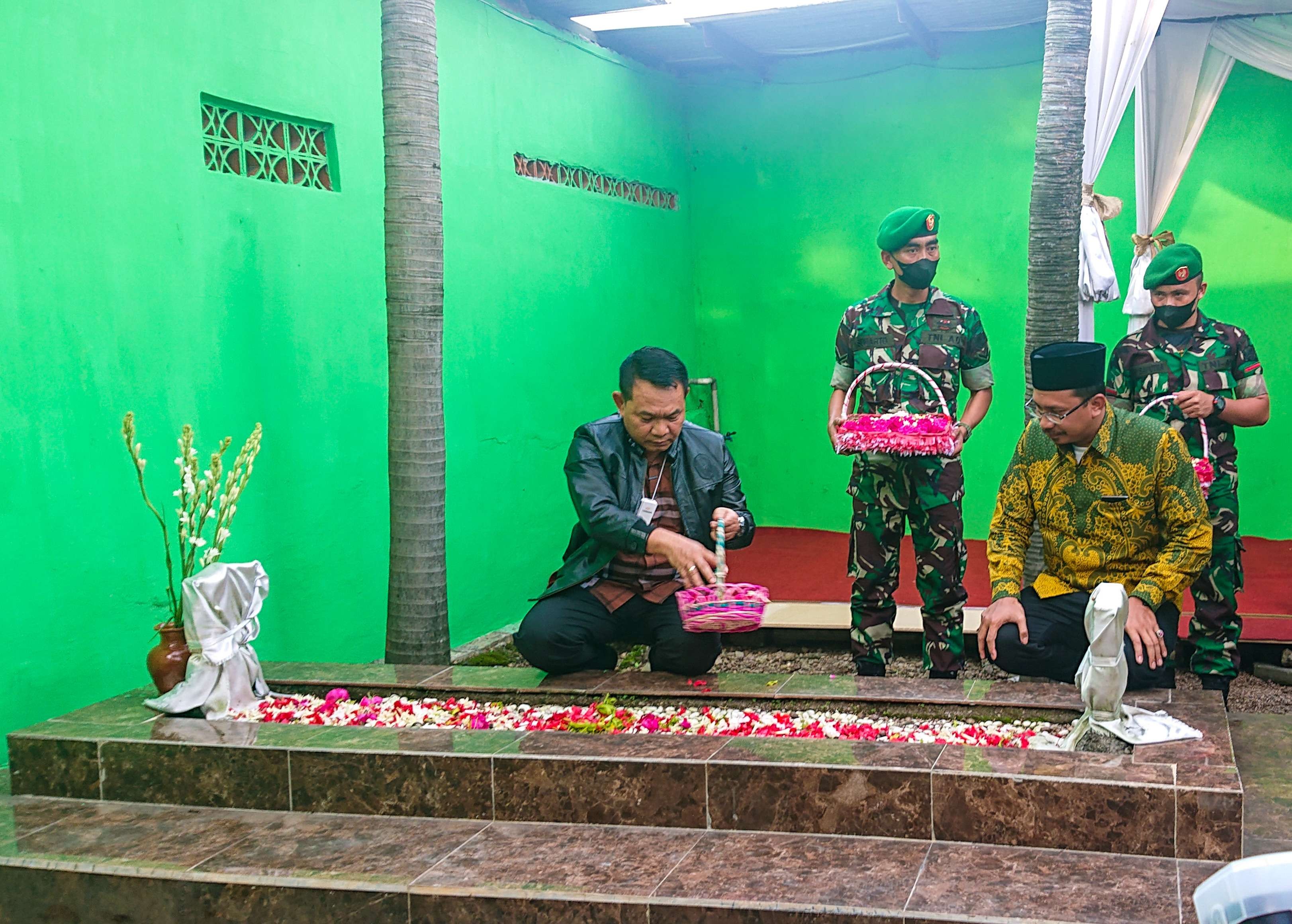 KASAD Dudung bersama Bupati Sidoarjo Ahmad Muhdlor, saat berziarah. (Foto: Aini Arifin/Ngopibareng.id)