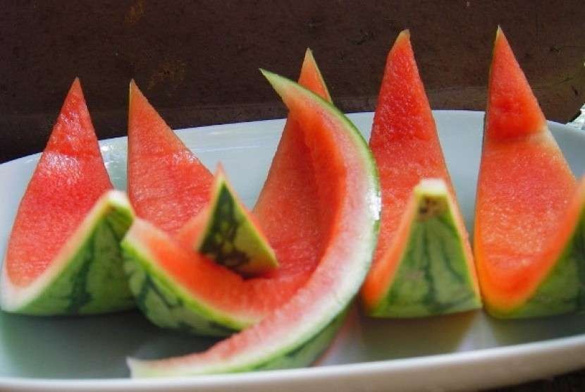 Kulit semangka bisa dimakan seperti mentimun. Ada banyak manfaat baik untuk kesehatan. (Foto: Istimewa)
