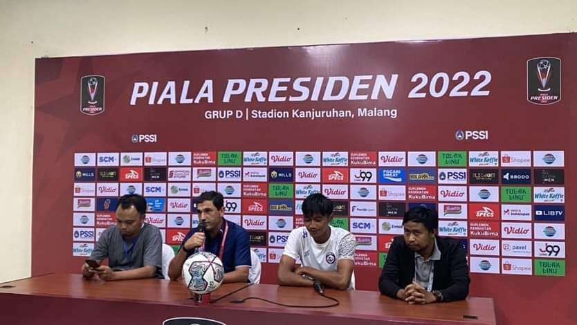 Pelatih Kepala Arema FC, Eduardo Almeida (dua dari kiri) saat sesi jumpa pers di Stadion Kanjuruhan (Foto: Lalu Theo/ngopibareng.id)