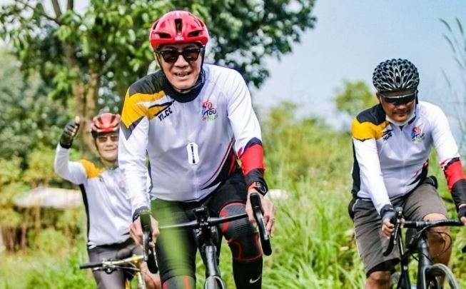 Menteri Hukum dan Hak Asasi Manusia (Menkumham) Yasonna Laoly jatuh dari sepeda saat gowes di Kota Medan, Sumatera Utara, saat gowes bersama tim Yasonna Hamonangan Laoly Cycling Club atau YHL CC. (Foto: Dokumentasi YHL CC)