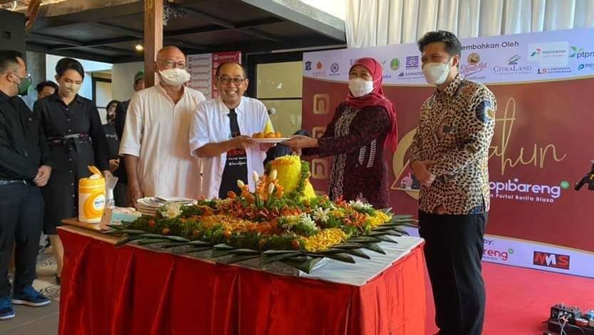 Gubernur dan Wakil Gubernur Jatim, Khofifah Indar Parawansa dan Emil Dardak hadiri 4 tahun Ngopibareng.id di Surabaya. (Foto: Istimewa)