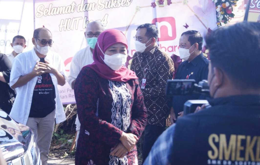 Gubernur Jatim, Khofifah Indar Parawansa saat mendatangi acara HUT ngopibareng.id ke-4 (Foto: ngopibareng.id)