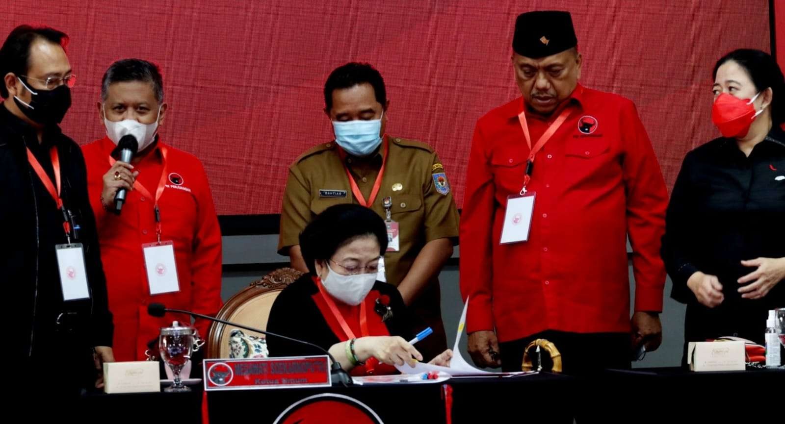 Ketua Umum PDI Perjuangan Magawati Soekarnoputri saat menerima bantuan (Foto: istimewa)
