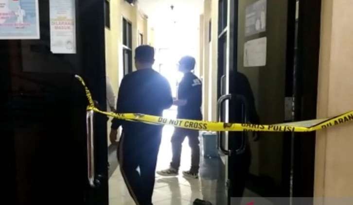 Olah tempat kejadian perkara (TKP) Kantor Disdik Tasikmalaya yang dirampok. (Foto: Dokumentasi Polres Tasikmalaya)