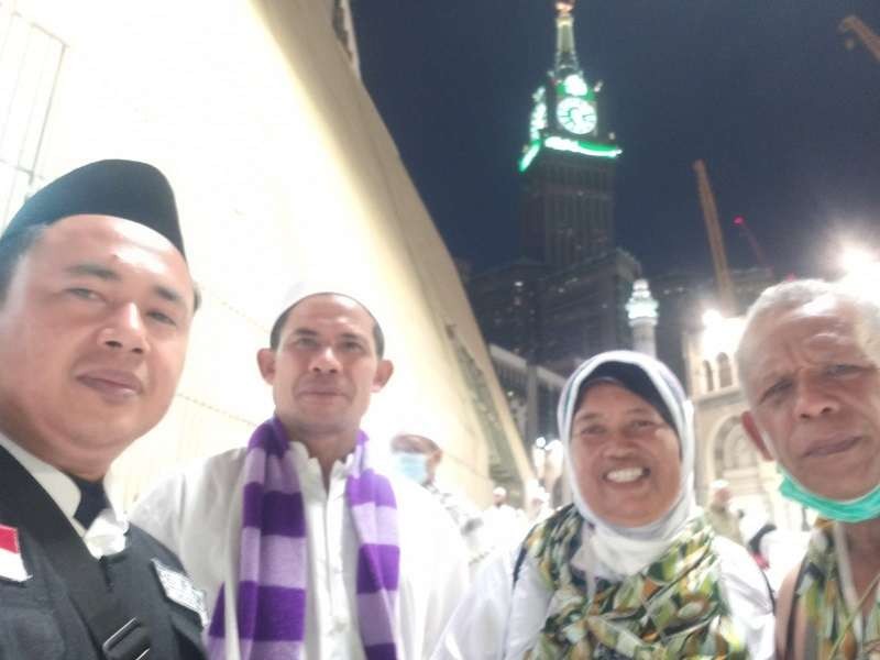 Petugas haji Indonesia sigap membantu para jemaah haji yang tersesat di Masjidil Haram. (Foto: Istimewa)