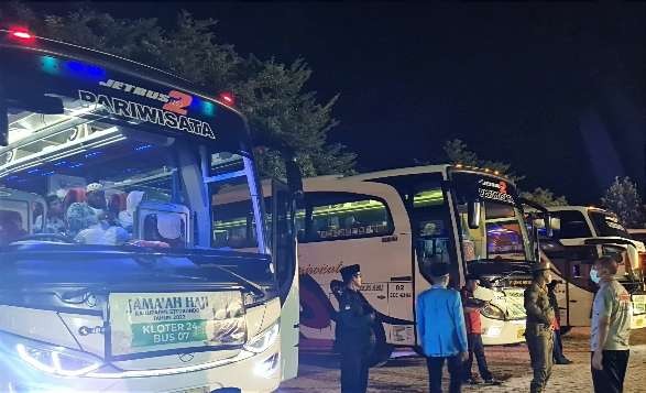 Wabup Situbondo Hj. Khoirani melepas rombongan bus berisi 306 Calon Jemaah Haji (CJH). Ada empat orang terpapar Covid-19 urung berangkat. (Foto: Dokumentasi Kemenag Situbondo)