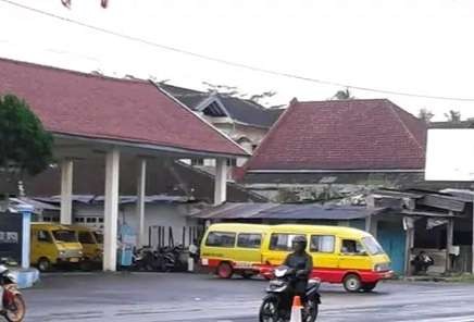 Beberapa angkot sedang menuggu penumpang di Terminal Arjasa, Jember, Jawa Timur. (Foto: Istimewa)