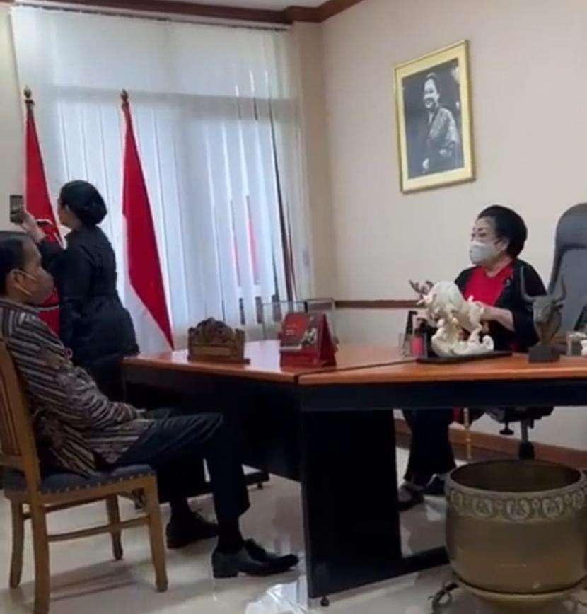 Presiden Jokowi menghadap ke Ketua Umum PDIP Megawati Soekarnoputri sesaat sebelum rakernas. (Foto: Tangkapan layar)