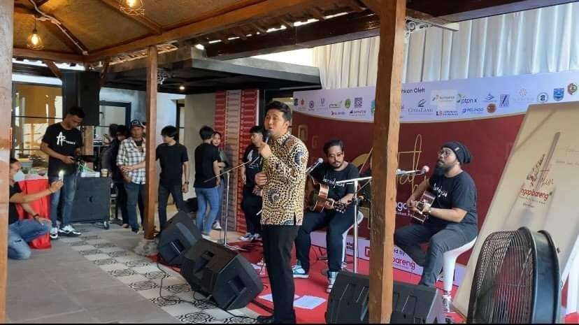 Wakil Gubernur Jawa Timur, Emil Elistianto Dardak saat menyanyikan lagu Sempurna di acara HUT Ngopibareng.id (Foto: Lalu Theo/Ngopibareng.id)