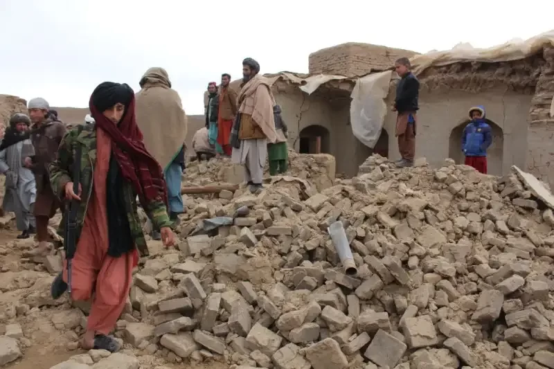 Orang-orang terlihat di puing-puing rumah yang rusak setelah gempa di distrik Qala-e-Naw di Badghis, Afghanistan pada 18 Januari 2022. Gempa bumi terpisah melanda Afghanistan tenggara pada 22 Juni 2022. (Foto: Anadolu Agency via Getty Images)