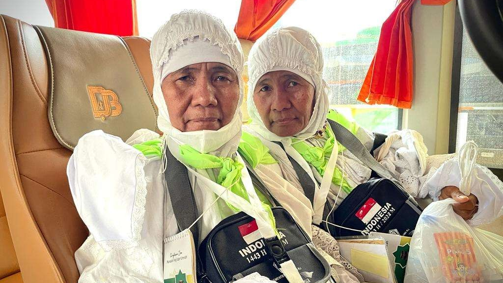 Sepasang perempuan lanjut usia dari kloter 10 Embarkasi Medan, Sumatera Utara (KNO), menjadi sorotan. Ya, mereka kembar. (Foto: Istimewa)