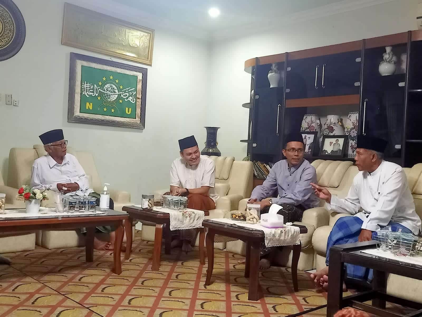 Para pengurus hasil formatur DPP HPN ini bersilaturahmi kepada Ketua Dewan Pembina sekaligus Pengasuh Ponpes Al-Amien KH Anwar Iskandar.. (Foto: Istimewa)