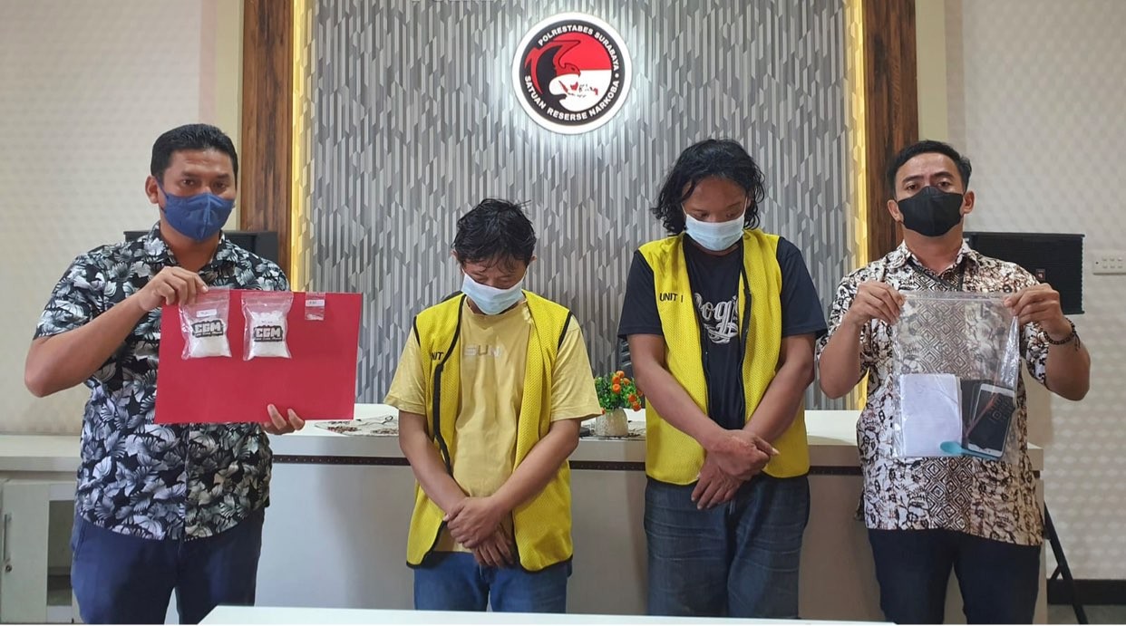 Dua pengedar sabu asal Sidoarjo yang diamankan Polrestabes usai lima kali jual narkoba (Foto: Dokumentasi Polrestabes Surabaya)