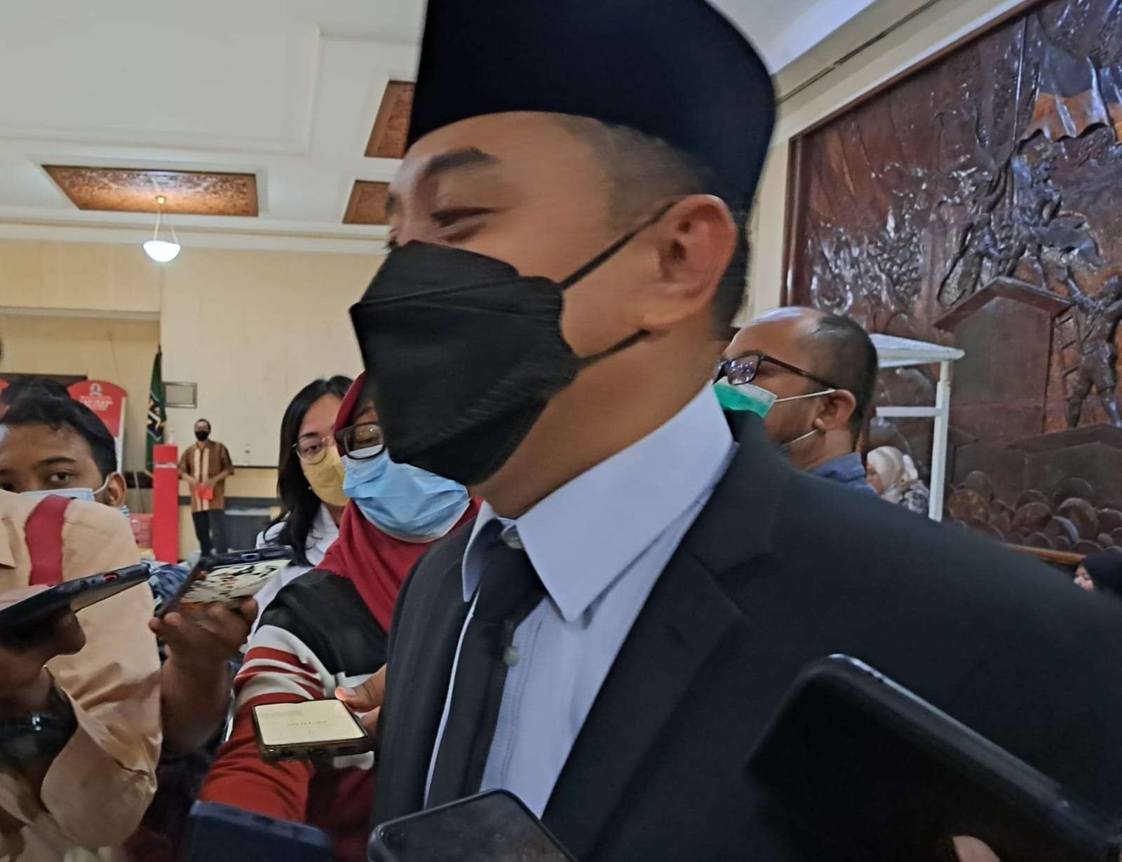Walikota Surabaya, Eri Cahyadi saat ditemui dikantor DPRD Kota Surabaya. (Foto: Pita Sari/Ngopibareng.id)
