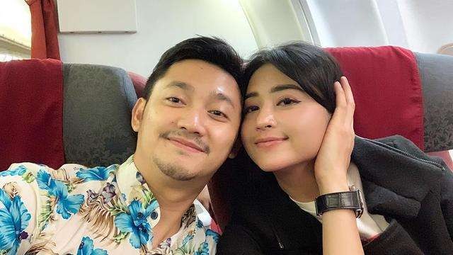 Pasangan Dewi Perssik dan Angga Wijaya retak setelah lima tahun menikah. (Foto: Instagram)