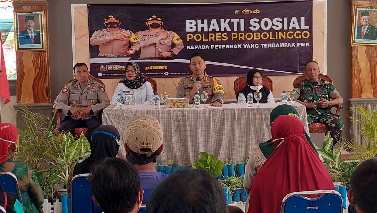 Kapores Probolinggo, AKBP Teuku Arsya Khadafi saat sosialisasi soal PMK di Kecamatan Dringu. (Foto: Ikhsan Mahmudi/Ngopibareng.id)