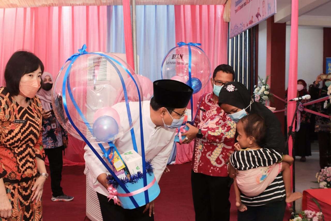 Walikota Pasuruan Saifullah Yusuf menyerahkan mainan dan bingkisan kepada salah satu balita stunting usai resmikan program Angsal Gisi. (Foto: Dokumen Kota Pasuruan)