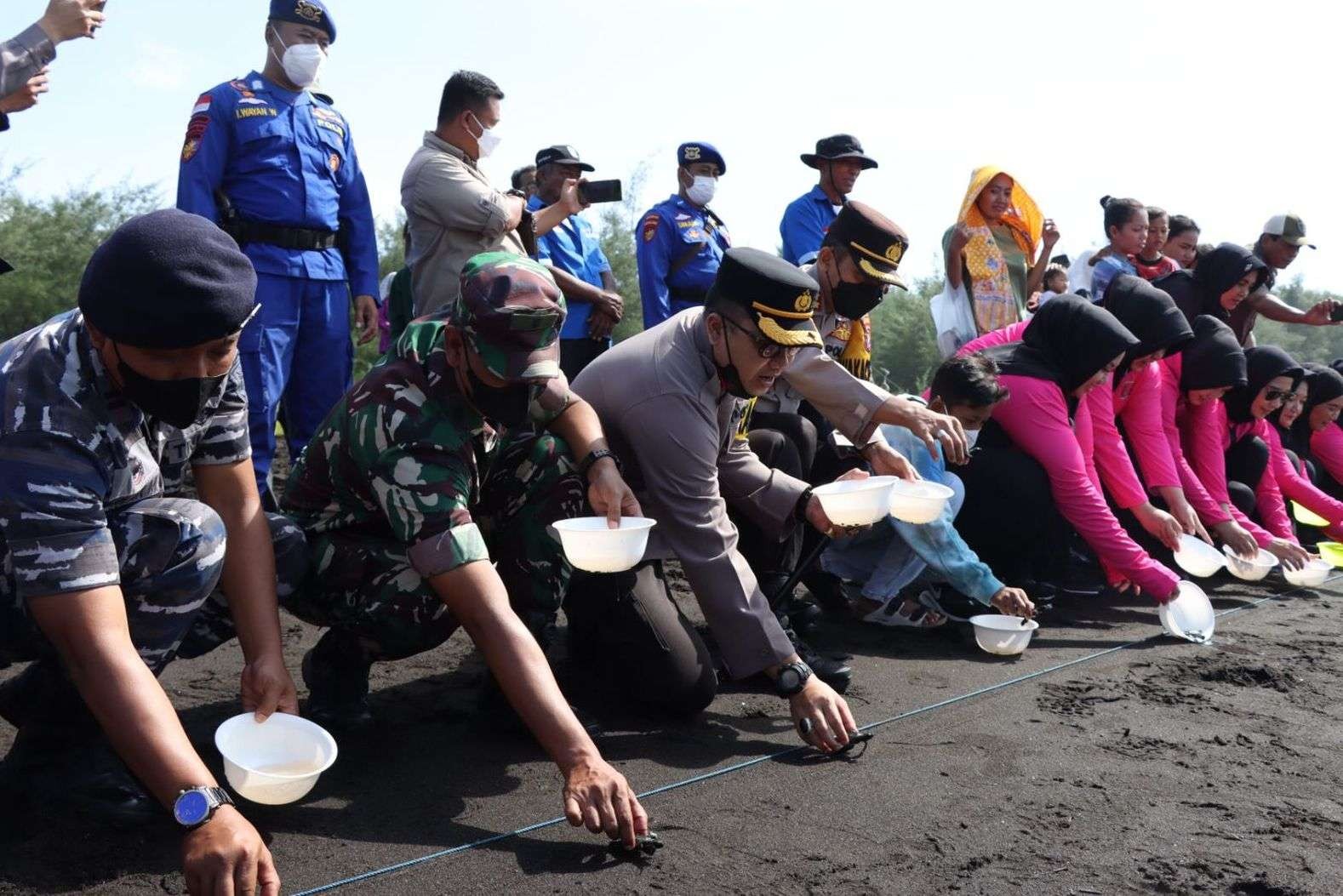 Polresta Banyuwangi bersama TNI melakukan pelepasan tukik di kawasan Pantai Cemara (Foto: Istimewa)