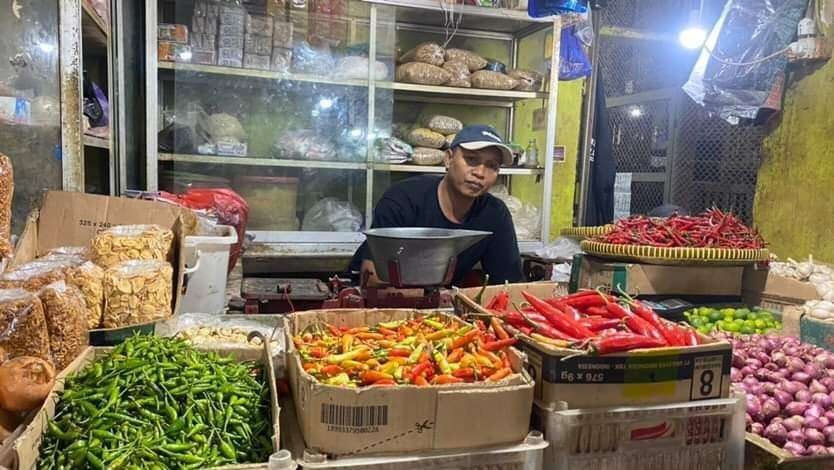 Salah satu pedagang cabai di Pasar Besar Kota Malang (Foto: Lalu Theo/ngopibareng.id)