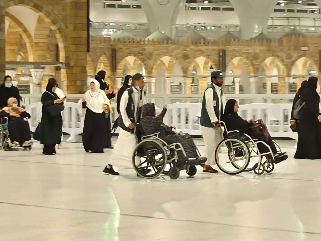 Ada layanan jasa resmi pendorong kursi roda di Masjidil Haram. Layanan ini bisa dimanfaatkan jemaah saat melaksanakan tawaf dan sai. (Foto: Humas Kemenag)