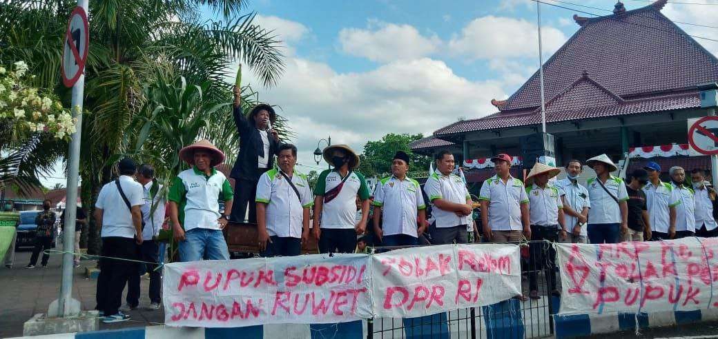 Puluhan petani Jember melakukan unjuk rasa di depan Pendapa Bupati Jember (Foto: Rusdi/Ngopibareng.id)