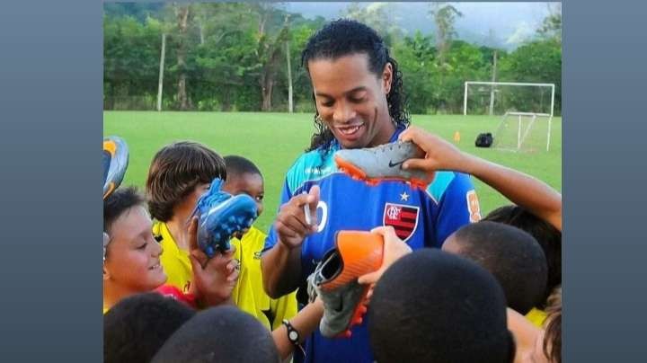 Ronaldinho saat menemui penggemarnya. (Foto: Instagram:@ronaldinho)