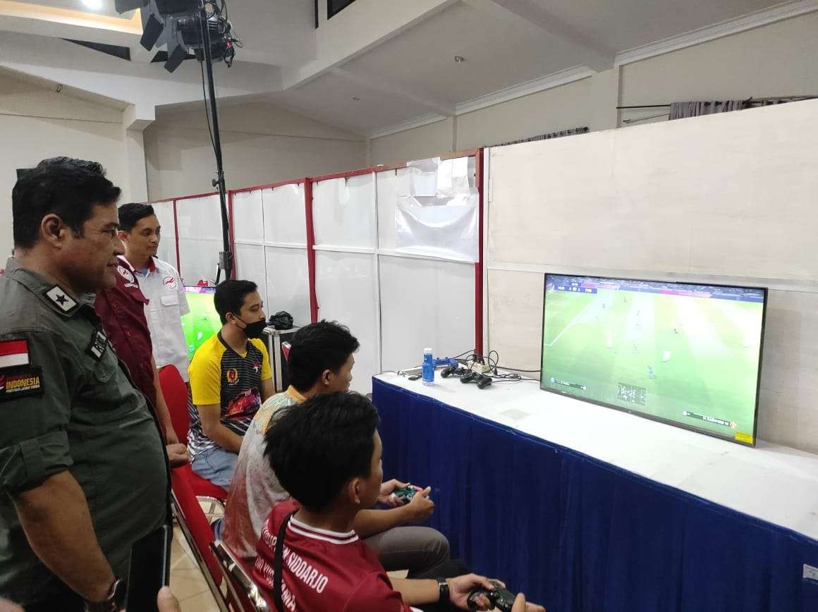 Ketua Umum ESI Jawa Timur, Marsma TNI Rudy Iskandar saat menyaksikan pertandingan esports di Gedung PB Sudirman, Jember, 24 Juni 2022. (Foto: Istimewa)
