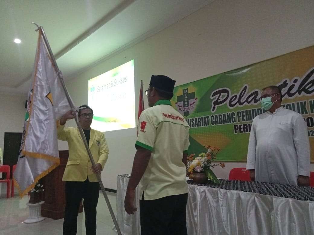 Ketua Pemuda Katolik Jawa Timur, Christophorus Suryo melantik pengurus Komisariat Cabang Pemuda Katolik Kabupaten Situbondo.. (Foto: Istimewa)
