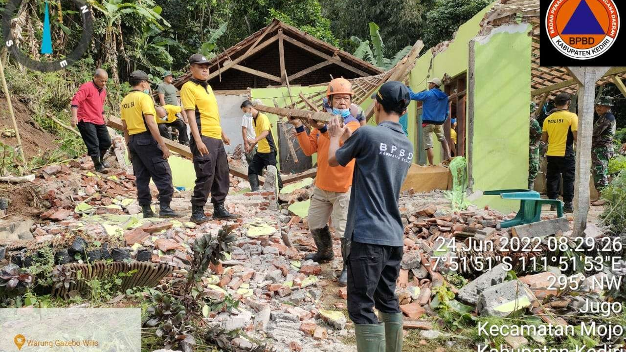 Merespon bencana longsor yang terjadi di Desa Jugo Kecamatan Mojo Kabupaten Kediri, BPBD Kabupaten Kediri gotong royong dengan TNI dan warga. (Foto: Ist)